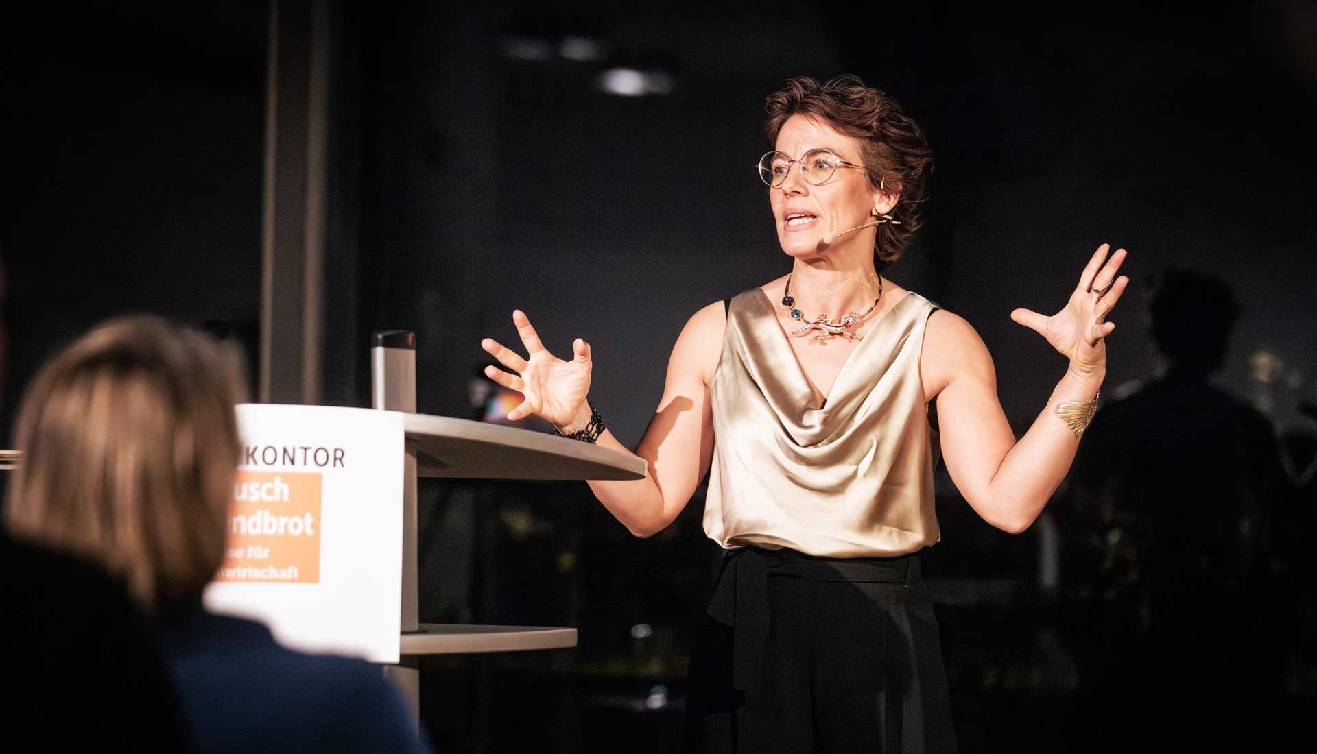 Claudia Gersdorf bei ihrem Vortrag bei Austausch mit Abendbrot 2024