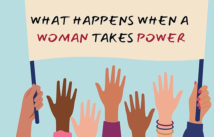 Illustration mehrerer erhobener Hände unterschiedlicher Hautfarben, die ein Banner halten. Darauf steht: „What happens when a woman takes power“. Das Bild symbolisiert Vielfalt, Empowerment und gesellschaftliches Engagement von Frauen.