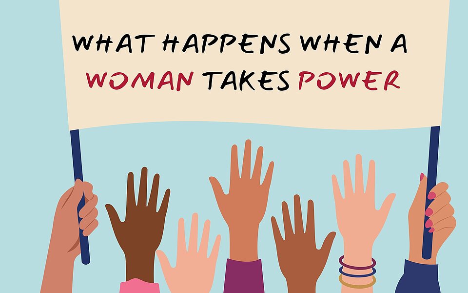 Illustration mehrerer erhobener Hände unterschiedlicher Hautfarben, die ein Banner halten. Darauf steht: „What happens when a woman takes power“. Das Bild symbolisiert Vielfalt, Empowerment und gesellschaftliches Engagement von Frauen.
