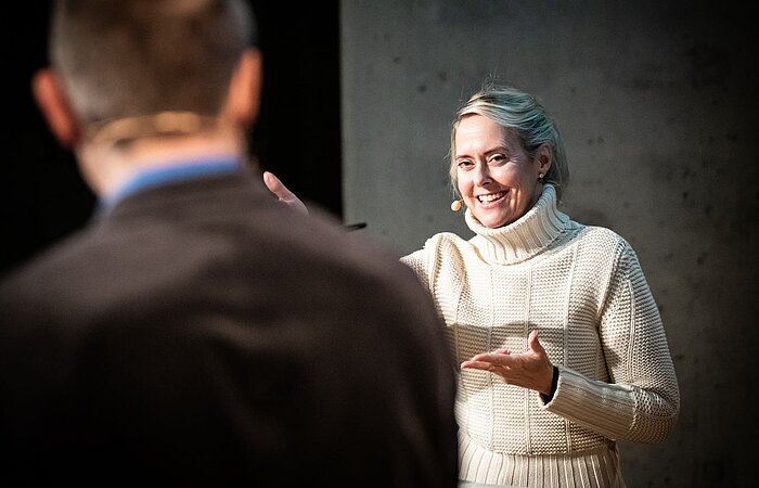 Glücksforscherin und Referentin Maike van den Boom beim Netzwer-Event Austausch mit Abendbrot des Sozialkontors