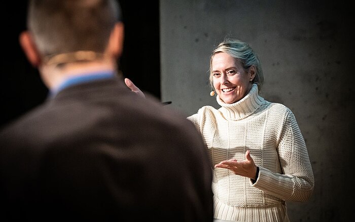 Glücksforscherin und Referentin Maike van den Boom beim Netzwer-Event Austausch mit Abendbrot des Sozialkontors