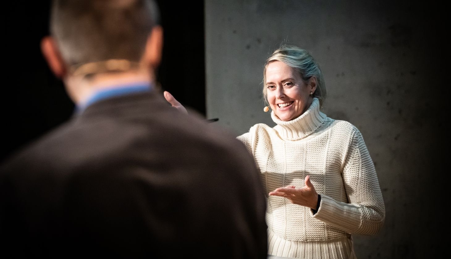 Glücksforscherin und Referentin Maike van den Boom beim Netzwer-Event Austausch mit Abendbrot des Sozialkontors