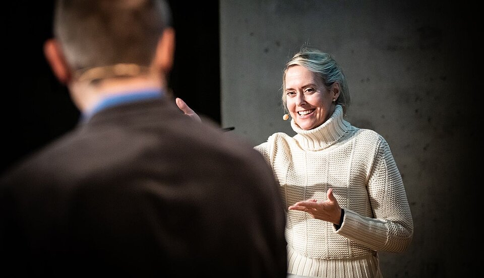 Glücksforscherin und Referentin Maike van den Boom beim Netzwer-Event Austausch mit Abendbrot des Sozialkontors