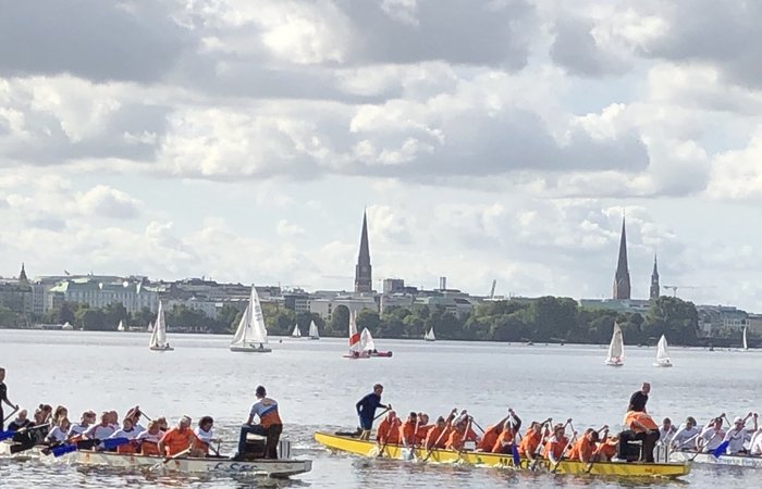 Vier Boote auf dem Wasser.