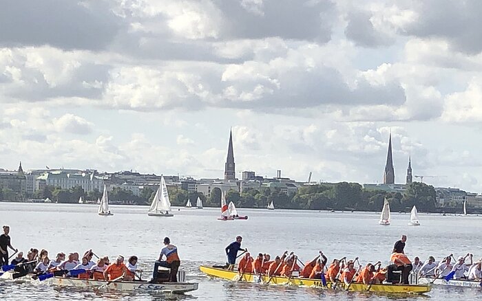 Auf die Plätze, fertig, los. Vier Boote auf dem Wasser.