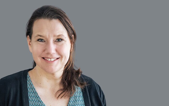 Dr. Anna Meins vor grauem Hintergrund. Seit 2010 arbeitet Dr. Anna Meins für das Sozialkontor, dabei seit 2023 als Fachreferentin Eingliederungshilfe. In dieser Funktion unterstützt sie fachlich-konzeptionell die Weiterentwicklung der Dienstleistungen, unter anderem im Feld der wirkungsorientierten Eingliederungshilfe sowie im Geschäftsbereich Teilhabe mit Pflege. 