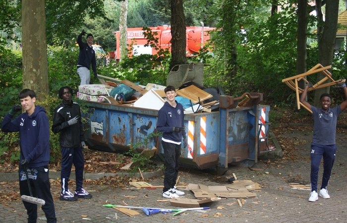Social Day: Jugendliche räumen auf