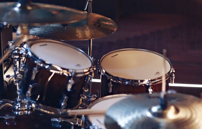 Nahaufnahme eines Schlagzeugs mit mehreren Trommeln und glänzenden Becken.