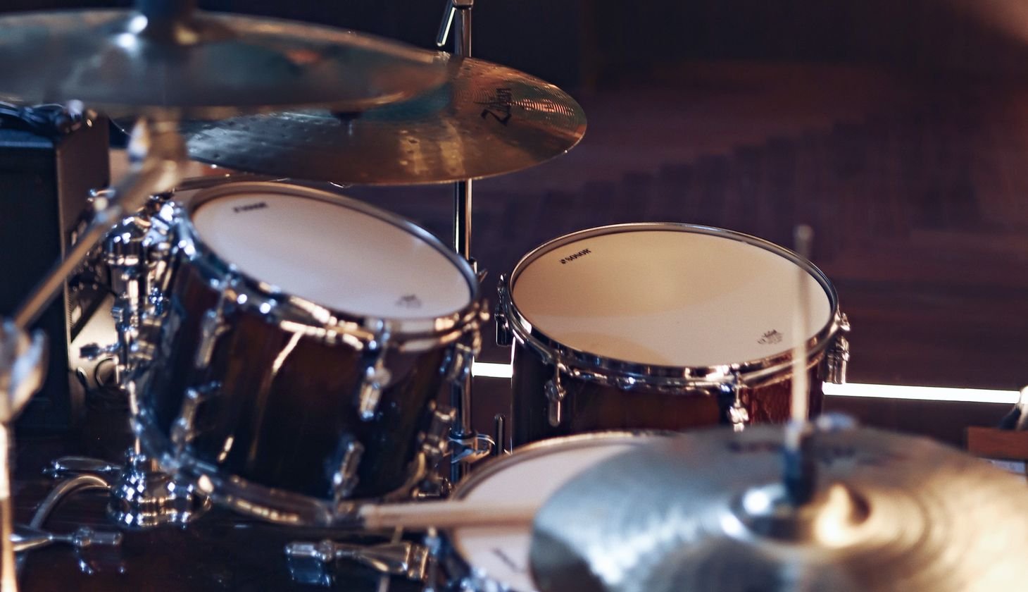 Nahaufnahme eines Schlagzeugs mit mehreren Trommeln und glänzenden Becken.