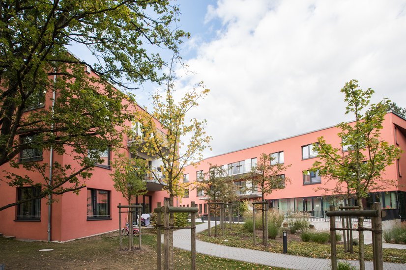 Die beiden roten Häuser Klotzenmoor und Beerboom