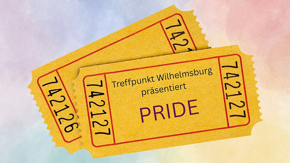 Zwei gelbe Kinotickets liegen auf einem pastellfarbenen Hintergrund. Auf dem vorderen Ticket steht: „Treffpunkt Wilhelmsburg präsentiert PRIDE“.