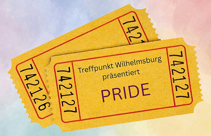Zwei gelbe Kinotickets liegen auf einem pastellfarbenen Hintergrund. Auf dem vorderen Ticket steht: „Treffpunkt Wilhelmsburg präsentiert PRIDE“.