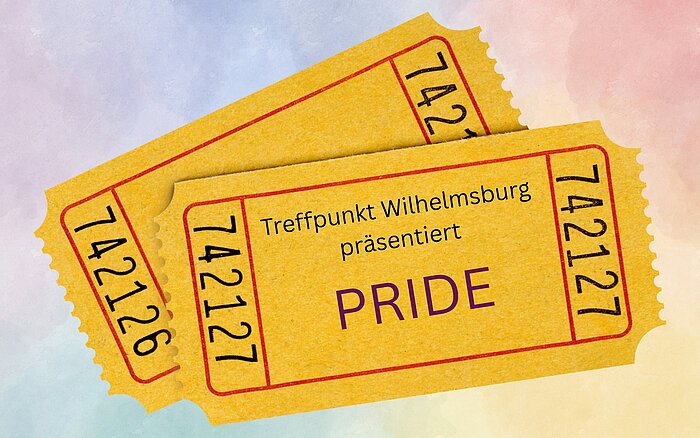 Zwei gelbe Kinotickets liegen auf einem pastellfarbenen Hintergrund. Auf dem vorderen Ticket steht: „Treffpunkt Wilhelmsburg präsentiert PRIDE“.