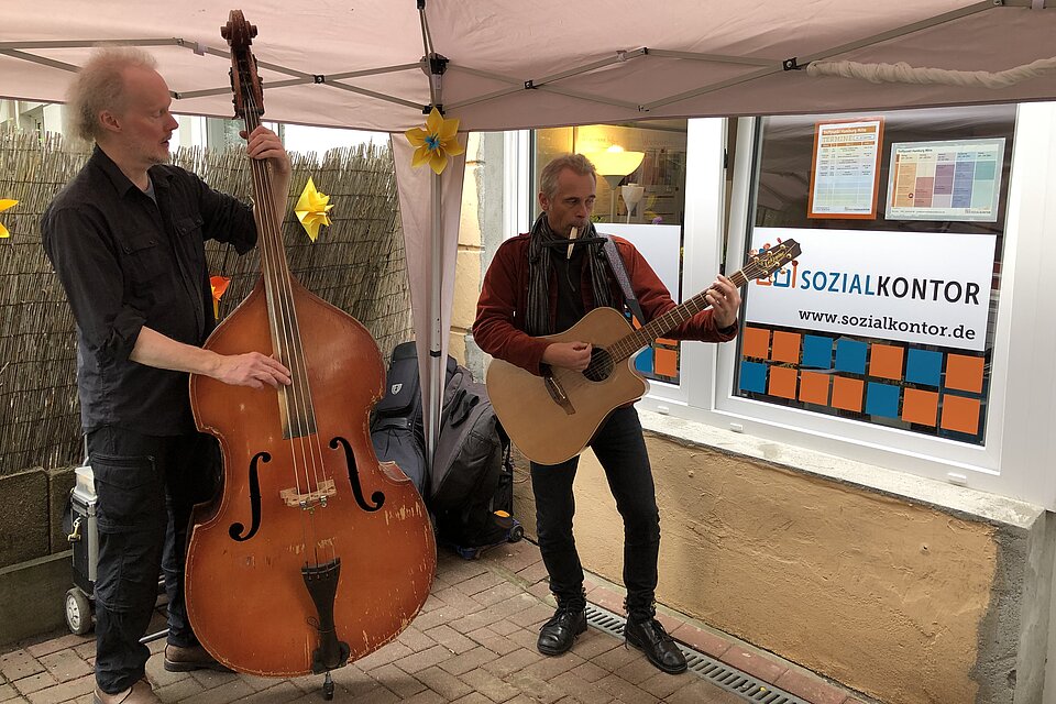 Musiker spielen Kontrabass und Gitarre