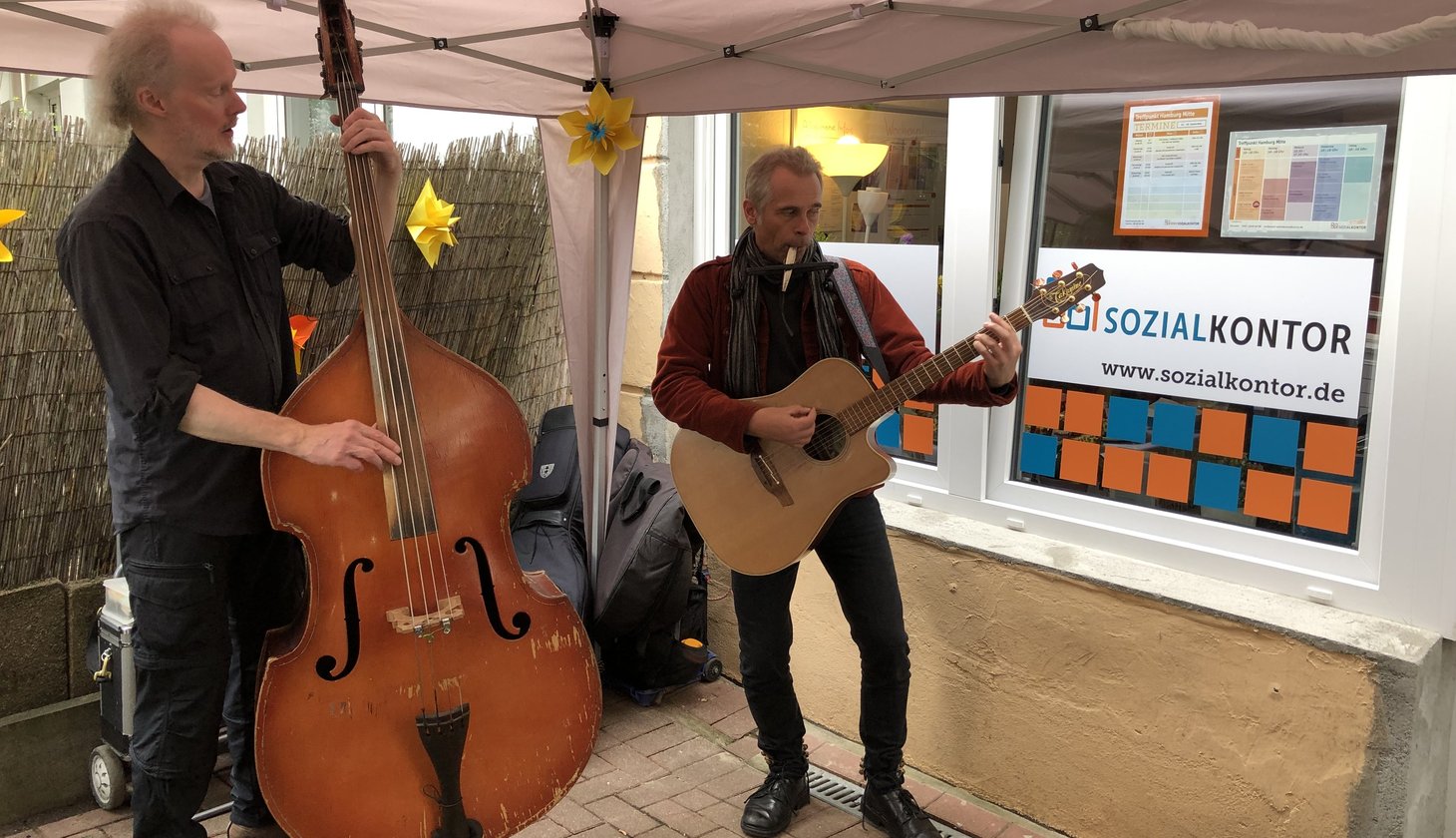Musiker spielen Kontrabass und Gitarre