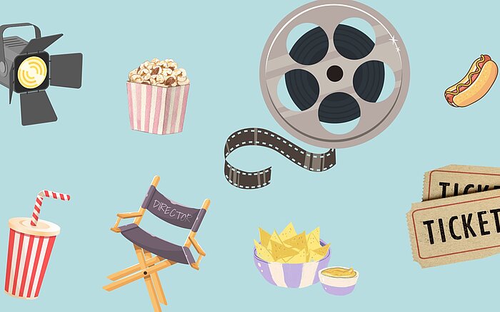 Illustration rund ums Thema Kino: Zu sehen sind ein Filmprojektor, ein Popcornbecher, eine Filmrolle mit Filmstreifen, ein Hotdog, zwei Kinotickets, ein Regiestuhl, eine Schale Nachos mit Dip und ein gestreifter Becher mit Strohhalm. Alle Elemente sind auf hellblauem Hintergrund verteilt.