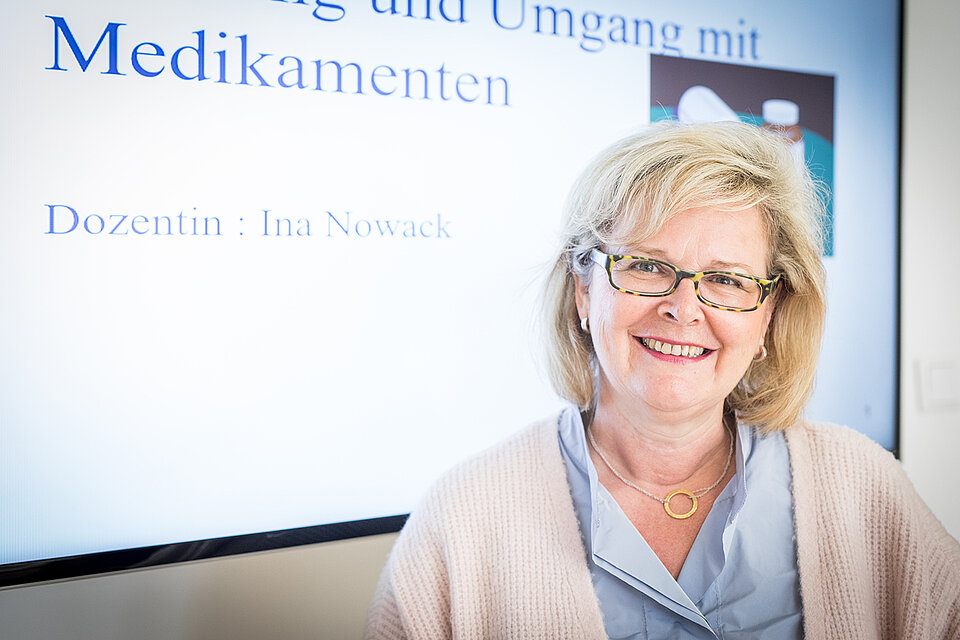 Frau vor einer Bildschirmpräsentation