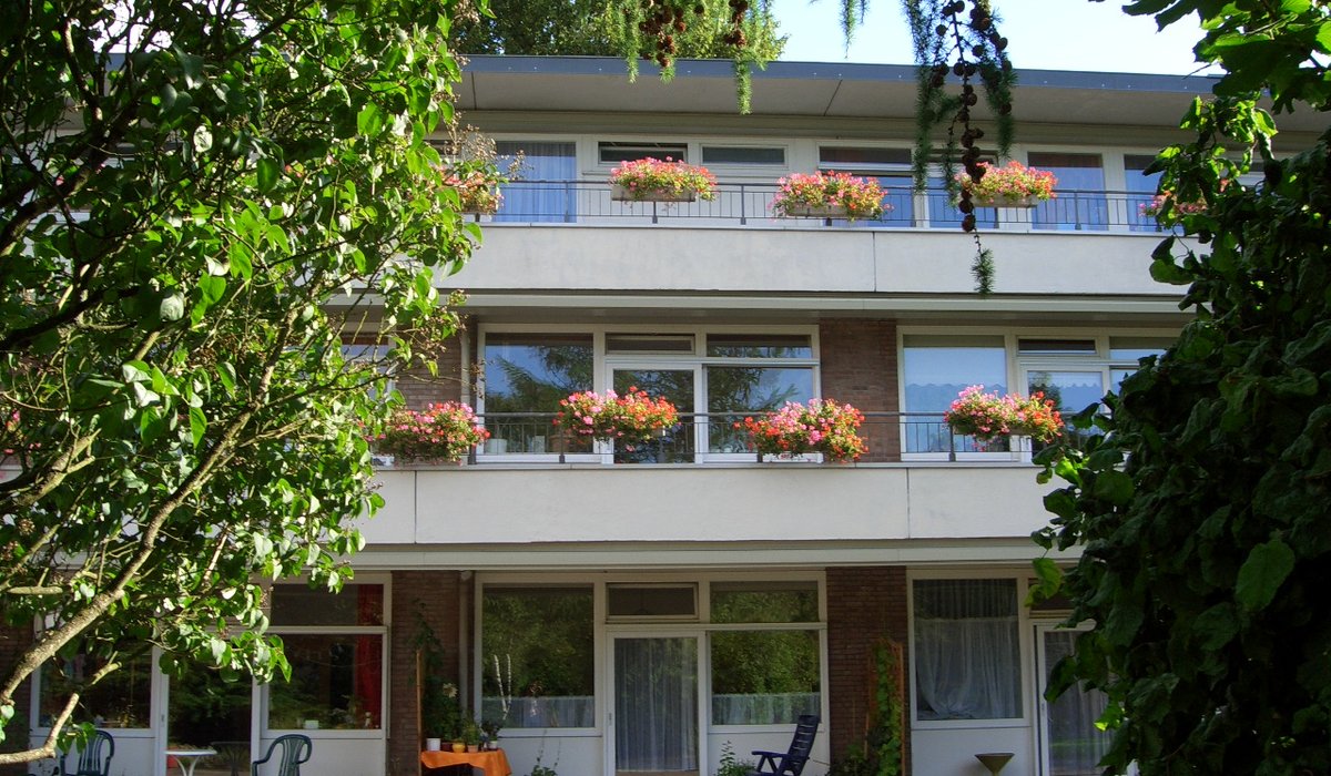 Hausansicht, Balkone mit Blumen