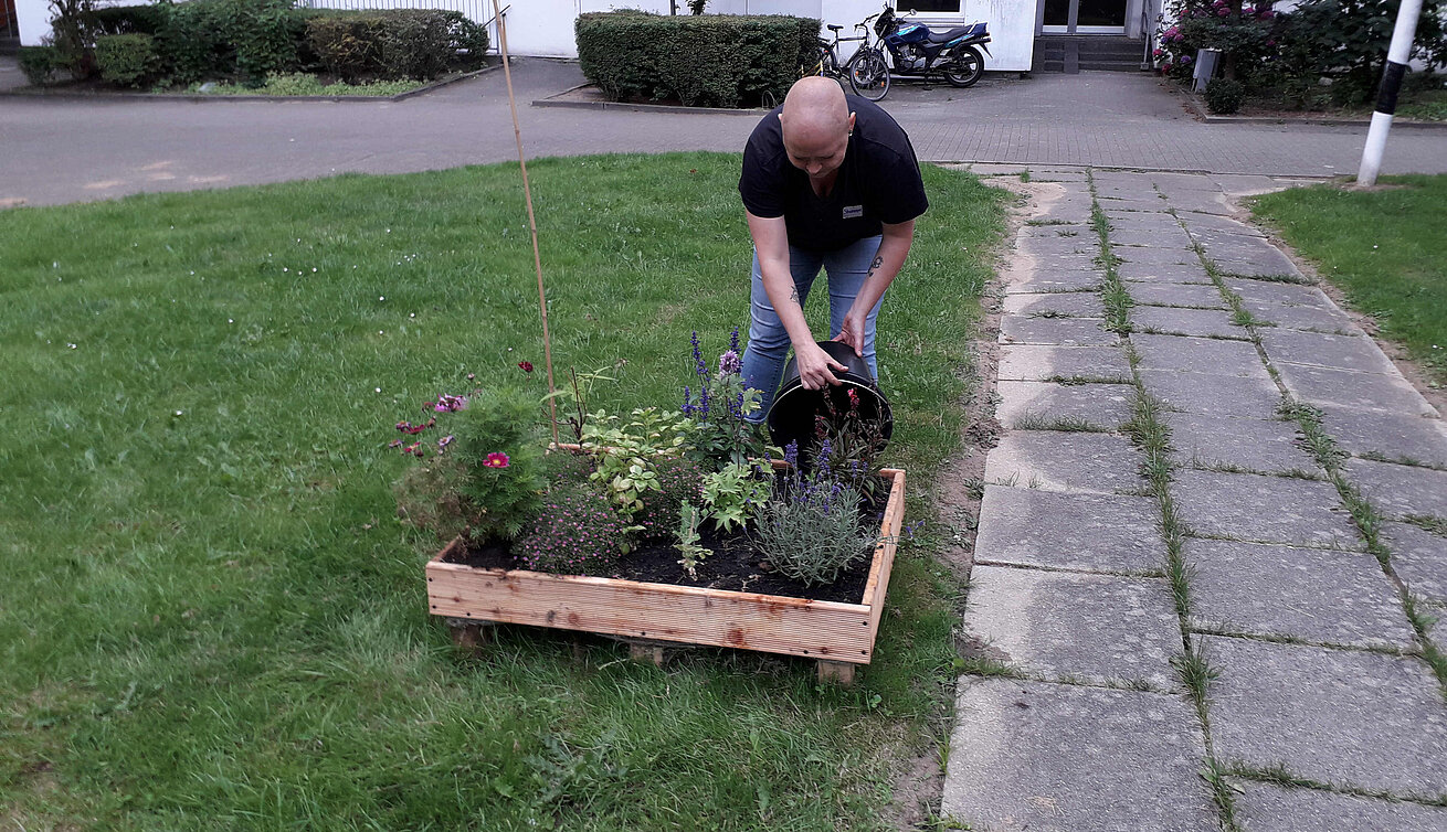 Ein Mann bei der Gartenarbeit