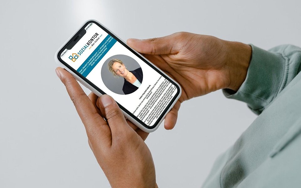 Person mit Smartphone liest den Ticker, den Newsletter vom Sozialkontor, mit einem Vorwort und Foto von Silke Offermann, Geschäftsführerin des Sozialokontors