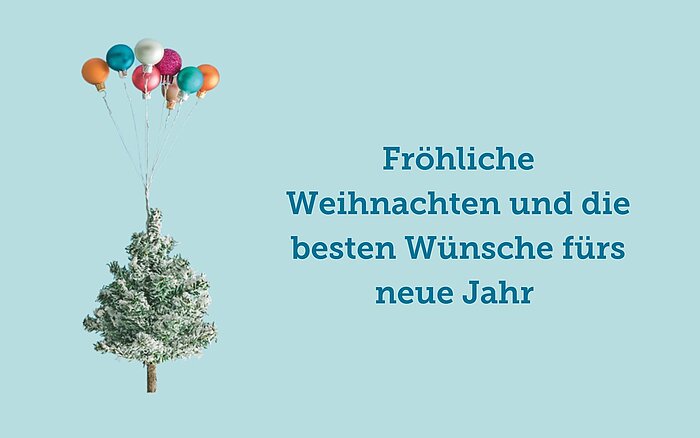 Ein schneebedeckter Tannenbaum schwebt mit bunten Christbaumkugeln, die wie Ballons befestigt sind. Rechts daneben steht: „Fröhliche Weihnachten und die besten Wünsche fürs neue Jahr“ auf hellblauem Hintergrund.
