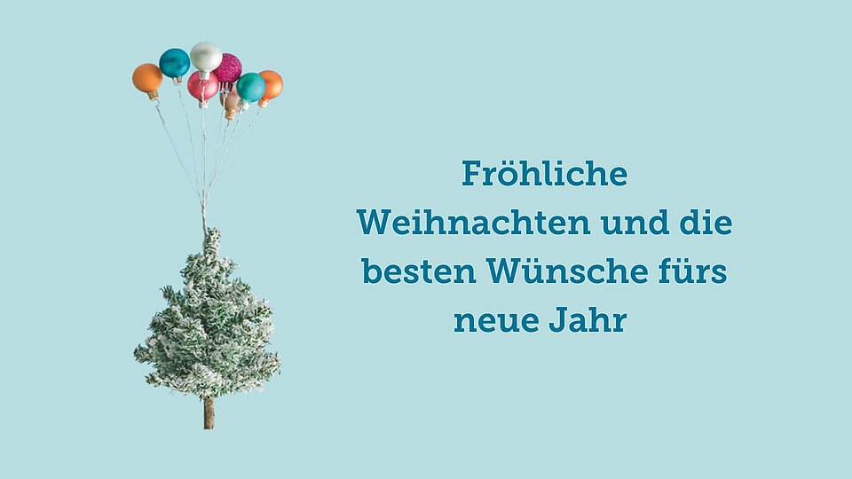 Ein schneebedeckter Tannenbaum schwebt mit bunten Christbaumkugeln, die wie Ballons befestigt sind. Rechts daneben steht: „Fröhliche Weihnachten und die besten Wünsche fürs neue Jahr“ auf hellblauem Hintergrund.
