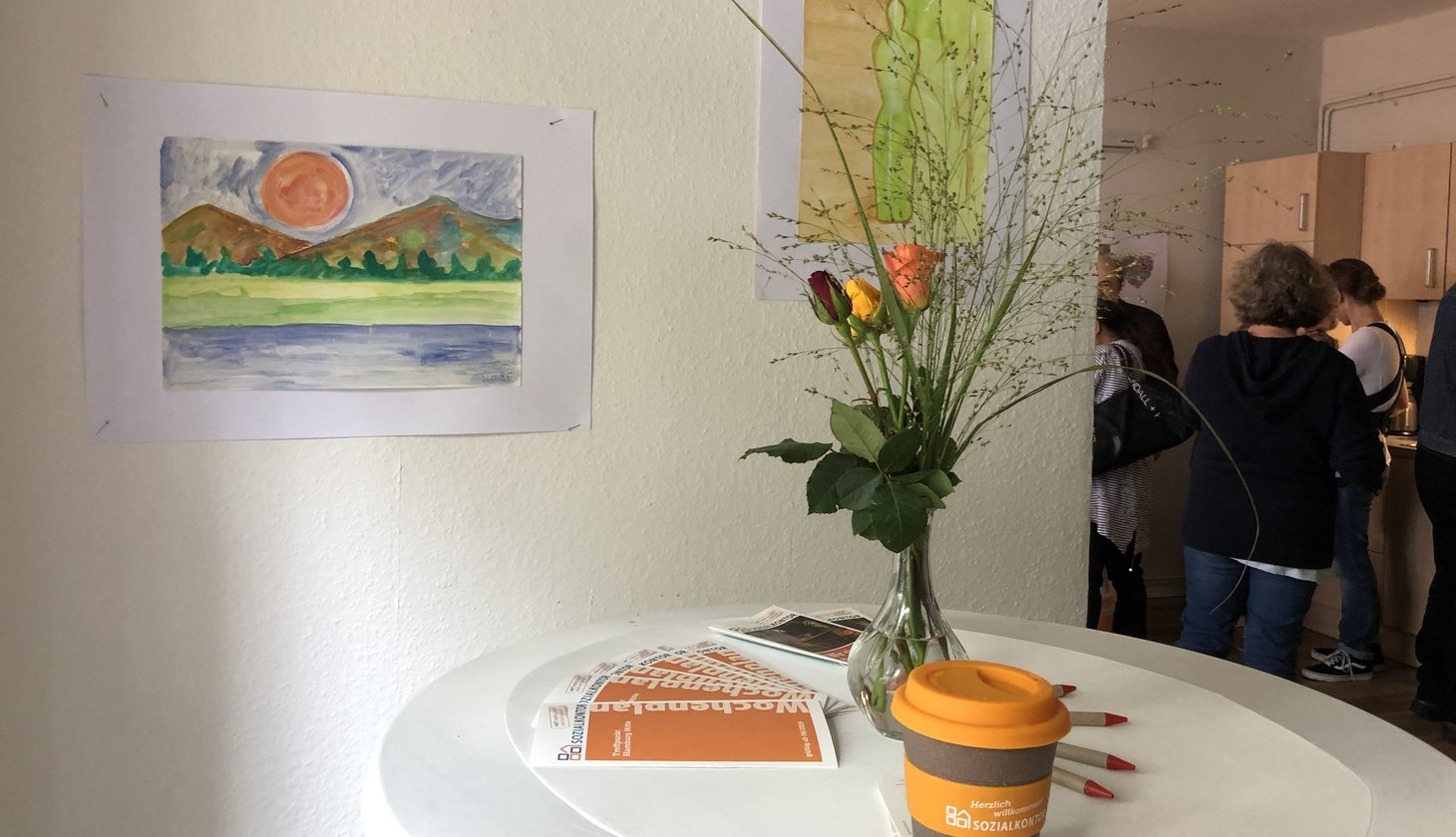 Blick in den Raum auf einen runden Stehtisch