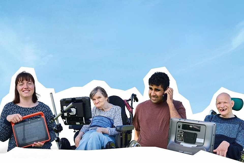 Vier Menschen mit Behinderungen sitzen fröhlich nebeneinander vor einem blauen Himmel. Sie nutzen verschiedene technische Hilfsmittel wie Sprachcomputer und Tablets.