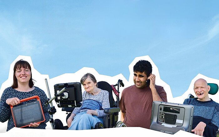 Vier Menschen mit Behinderungen sitzen fröhlich nebeneinander vor einem blauen Himmel. Sie nutzen verschiedene technische Hilfsmittel wie Sprachcomputer und Tablets.