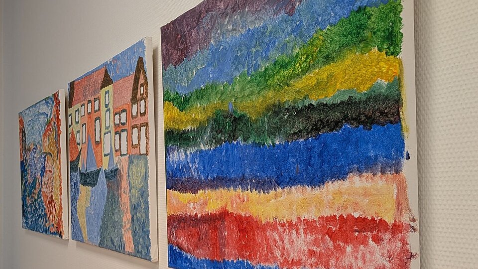 Bilder auf Leinwand hängen an der Wand