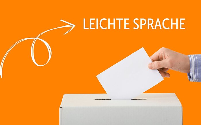 Eine Hand wirft einen weißen Zettel in eine Wahlurne. Auf orangefarbenem Hintergrund zeigt ein weißer Pfeil nach rechts oben auf den weißen Schriftzug: „Leichte Sprache“.