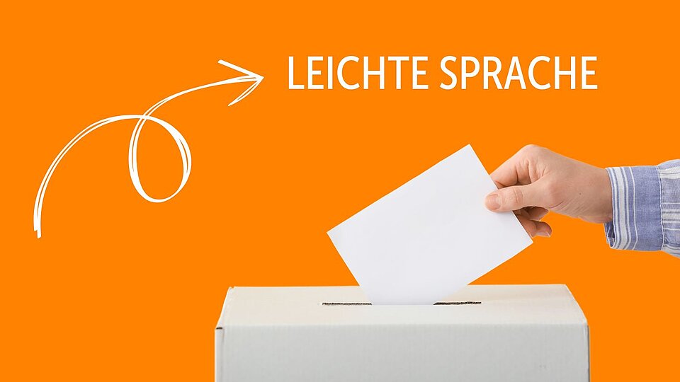 Eine Hand wirft einen weißen Zettel in eine Wahlurne. Auf orangefarbenem Hintergrund zeigt ein weißer Pfeil nach rechts oben auf den weißen Schriftzug: „Leichte Sprache“.