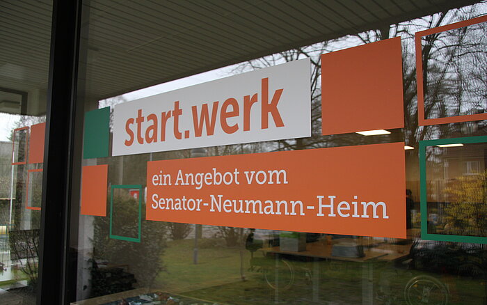 Ladenfenster mit Schrift: start.werk