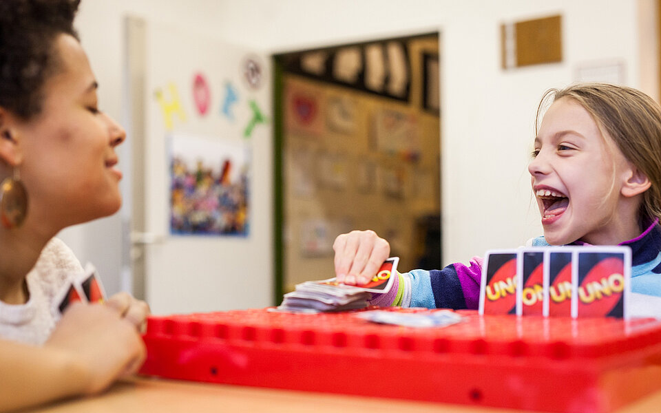 Zwei Kinder beim Kartenspielen
