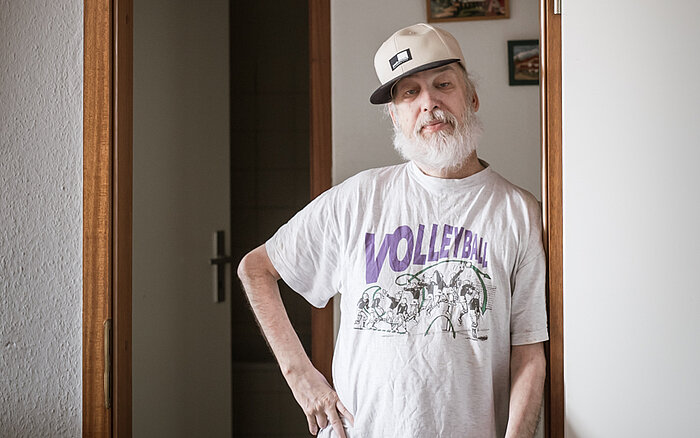 Ein älterer Mann mit Cap und einem T-Shirt mit der Aufschrift