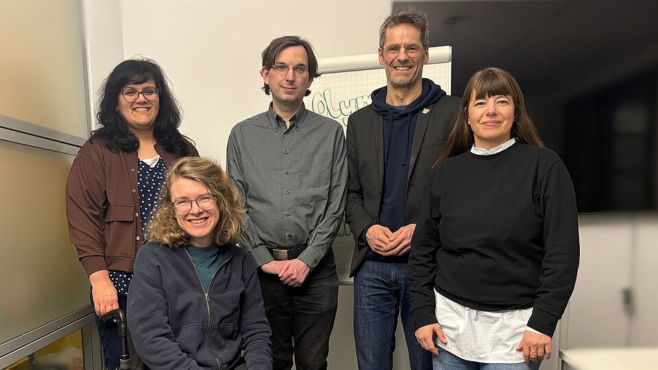 Gruppenfoto von: Sarah Bartsch, Leitung der Schulischen Ganztagsbetreuung im Sozialkontor, Britt Viemann, Mieter-Sprecherin im Sozialkontor und Teilnehmerin eines Rollstuhl-Stammtischs, David Laaser, Kämpfer von Hamburg, Steffen Rülke, Leiter des Vorprojekts der Hamburger Olympia-Bewerbung, Kati Imbeck, Redaktion Sozialkontor Magazin