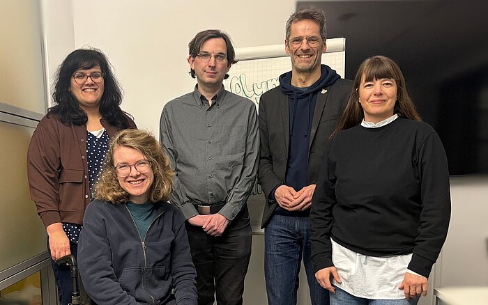 Gruppenfoto von: Sarah Bartsch, Leitung der Schulischen Ganztagsbetreuung im Sozialkontor, Britt Viemann, Mieter-Sprecherin im Sozialkontor und Teilnehmerin eines Rollstuhl-Stammtischs, David Laaser, Kämpfer von Hamburg, Steffen Rülke, Leiter des Vorprojekts der Hamburger Olympia-Bewerbung, Kati Imbeck, Redaktion Sozialkontor Magazin 