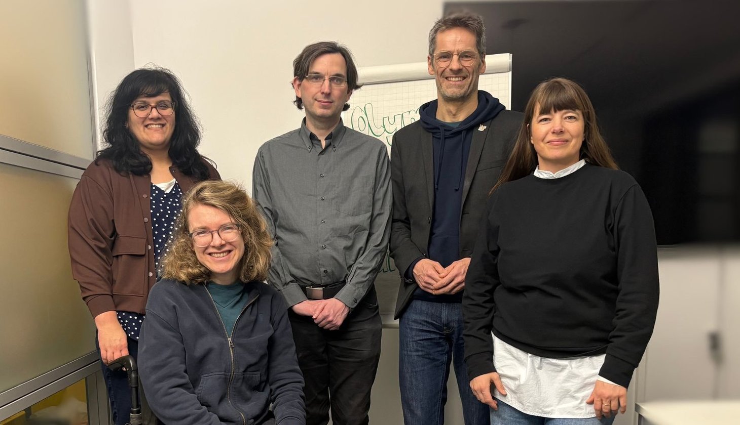 Gruppenfoto von: Sarah Bartsch, Leitung der Schulischen Ganztagsbetreuung im Sozialkontor, Britt Viemann, Mieter-Sprecherin im Sozialkontor und Teilnehmerin eines Rollstuhl-Stammtischs, David Laaser, Kämpfer von Hamburg, Steffen Rülke, Leiter des Vorprojekts der Hamburger Olympia-Bewerbung, Kati Imbeck, Redaktion Sozialkontor Magazin 