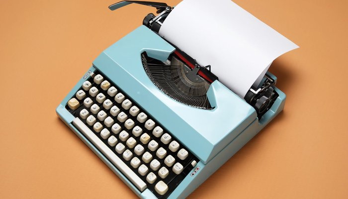 Schreibmaschine mit weißem Blatt Papier als Symbol für kreatives Schreiben – Schreibwerkstatt im Treffpunkt Hamburg Süd in Hamburg-Harburg.