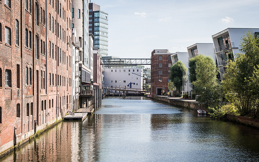 In der Nachbarschaft. Ein Kanal mit Häusern und Bäumen an den Uferseiten 