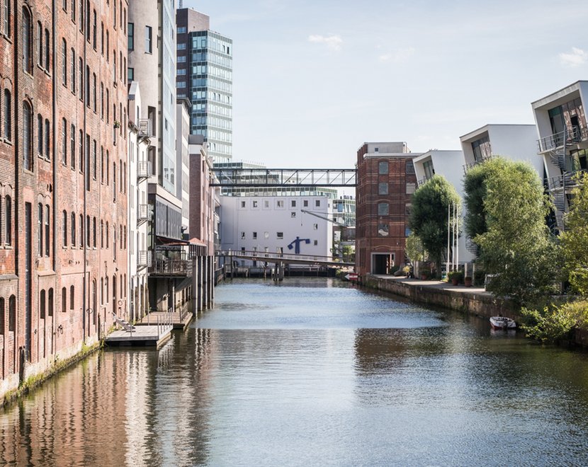 In der Nachbarschaft. Ein Kanal mit Häusern und Bäumen an den Uferseiten 