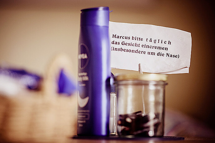 Verschiedene Utensilien auf einem Tisch