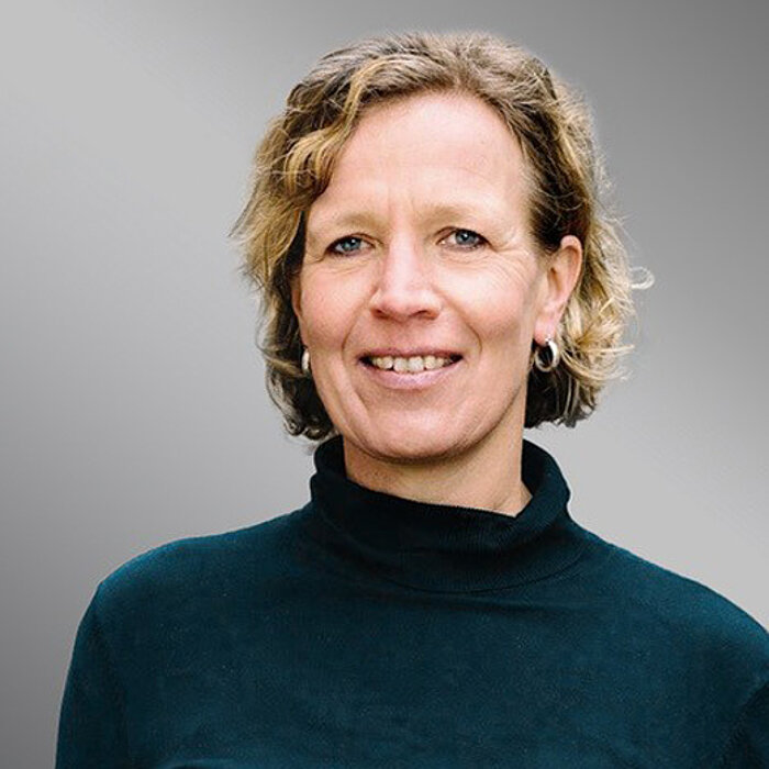 Silke Offermann, eine Frau mit kinnlangem blondem Haar, lächelt in die Kamera