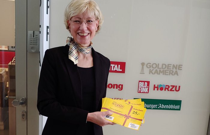 Hamburger Abendblatt überreicht Lebensmittelgutscheine an das Sozialkontor