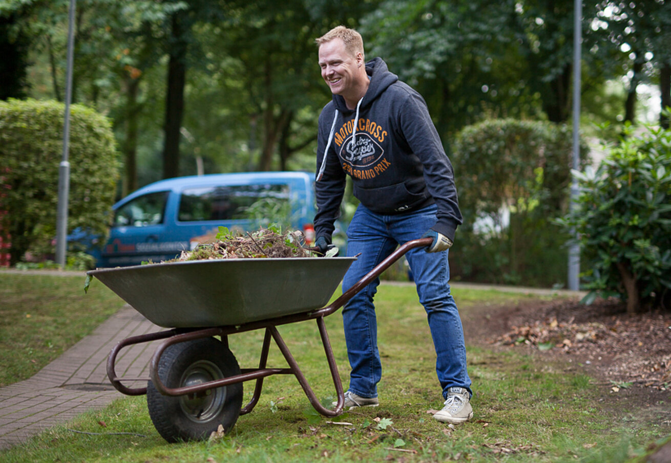 Ein Mann bei der Gartenarbeit