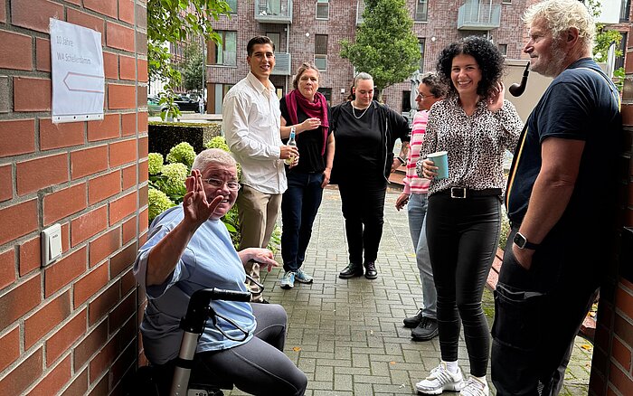 Mieter*innen, Mitarbeitende und Gäste bei der Jubiläumsfeier zu zehn Jahren Wohnen mit Assistenz Schellerdamm des Sozialkontors in Hamburg-Harburg.