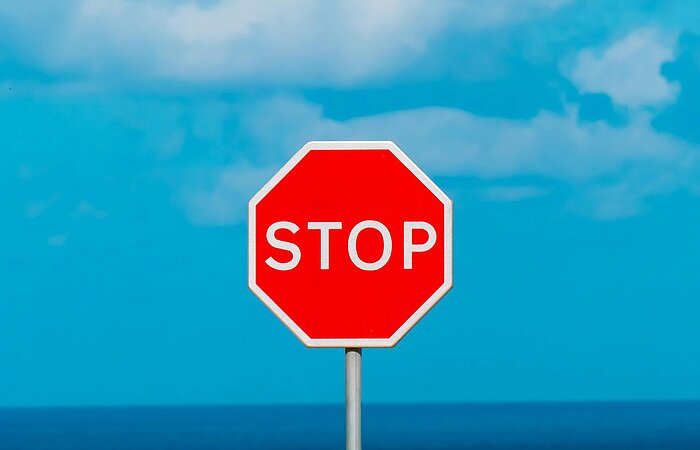 Rotes Stoppschild vor blauem Himmel
