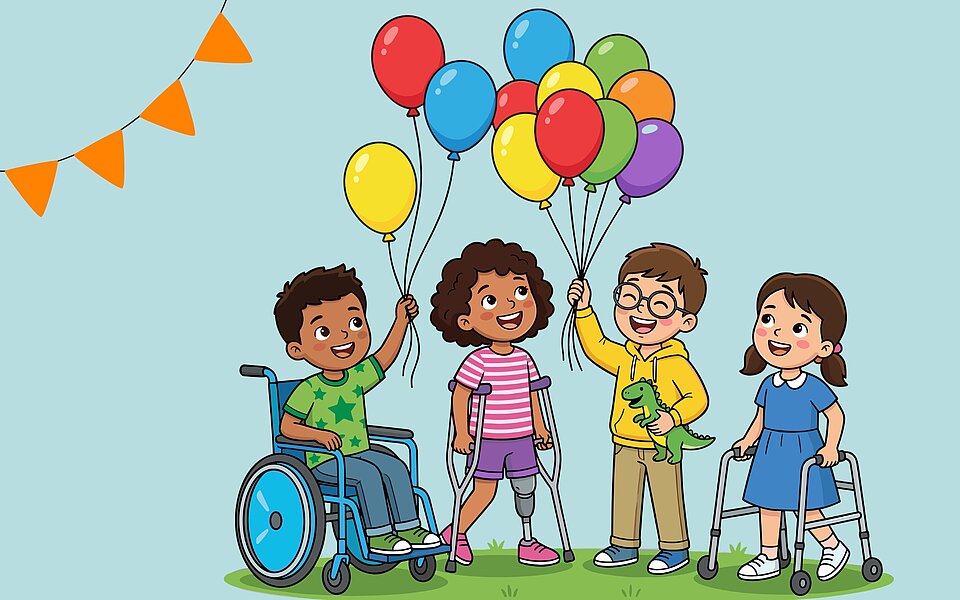 Vier fröhliche Kinder mit Rollstuhl, Krücken und Rollator feiern gemeinsam mit bunten Luftballons. Im Hintergrund hängt eine orangefarbene Wimpelkette.