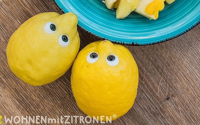 Zwei Zitronen mit aufgeklebten Augen