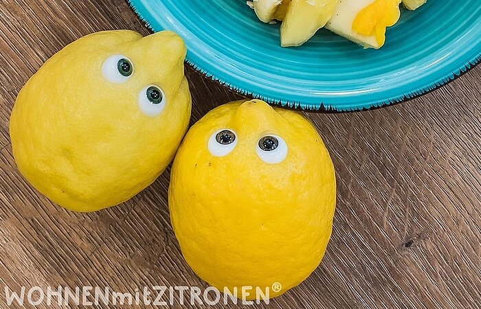Zwei Zitronen mit aufgeklebten Augen